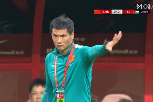 踢得是个啥？国足攻势端多次传球不知所云，防守端多次漏人、踢疵