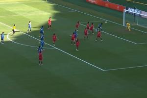 第4分钟，中国女足防守漏人先丢一球，0-1落后韩国女足