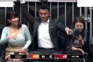 你小子艳福不浅啊！看场比赛还带两位女伴，人家都害羞了