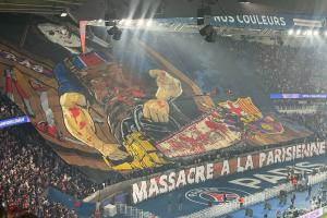 含辱骂口号！西媒：巴萨不满巴黎球迷TIFO，已向欧足联投诉