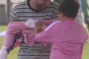 梅西刚想穿上外套，听到二儿子说冷，立马把衣服脱给了他